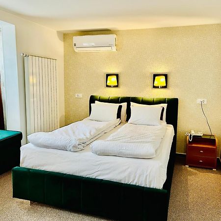 Halvat Guesthouse ซาราเยโว ภายนอก รูปภาพ